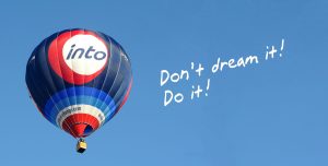 Luchtballon in de lucht met het logo van into - Don't dream it! Do it!