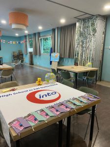 Locatie Pre Departure Seminar met Into vlag