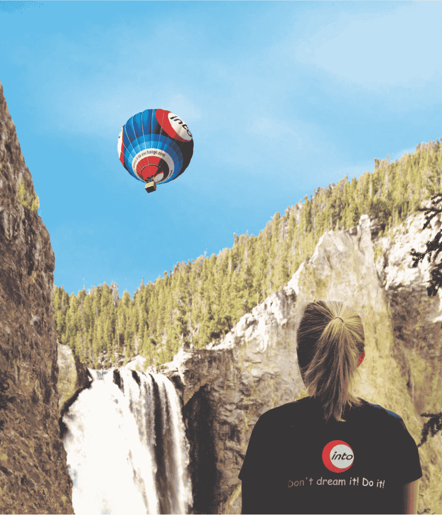 Luchtballon in de lucht met het logo van into - Don't dream it! Do it!