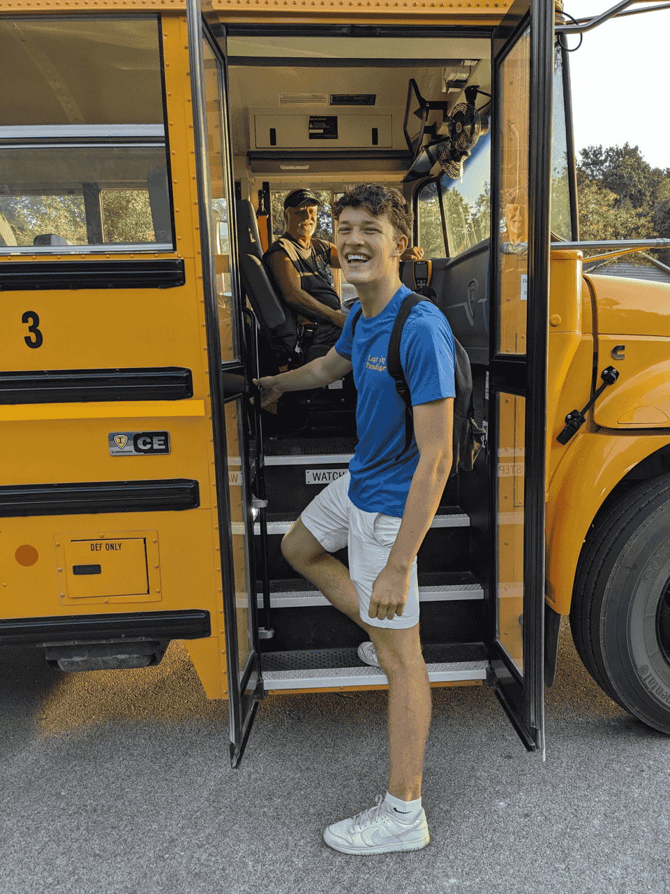 Sieger stapt in de bus op weg naar school USA