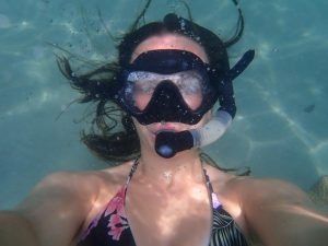 meisje aan het snorkelen tijdens uitwisseling in Costa Rica met duikbril.